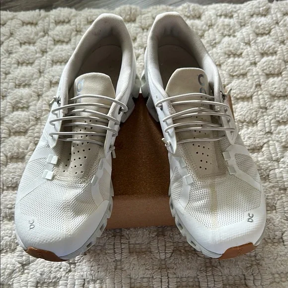 On Running White Athletic Shoes with Sleek Design - Picture 2 of 6